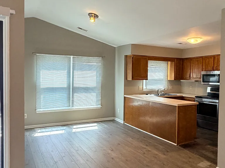 113 W Victoria Ct #F — Photo 11