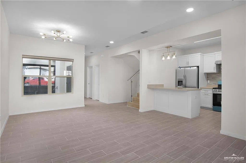 3 bed, 3.0 bath, 1572 sqft, $1,900 — Photo 2