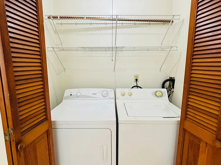 2 Bedroom, 1 Bath Apartment — Photo 12