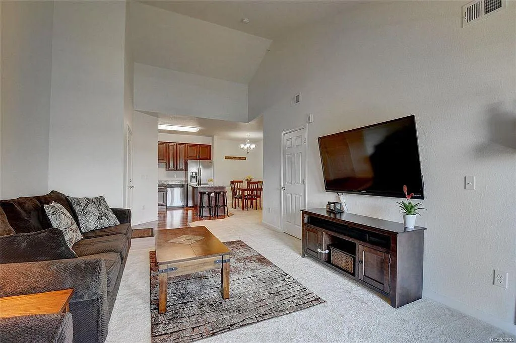 3 bed, 1308 sqft, $1,975 — Photo 3
