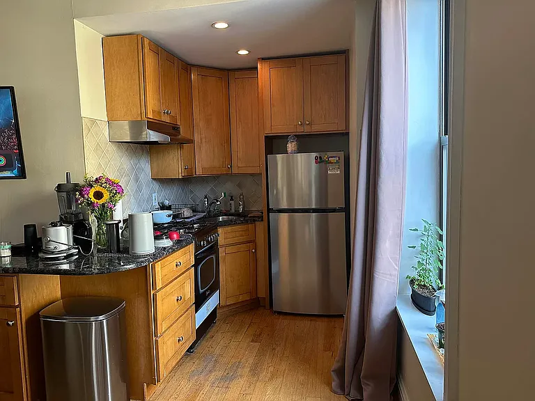 214 21st St #4R — Photo 2