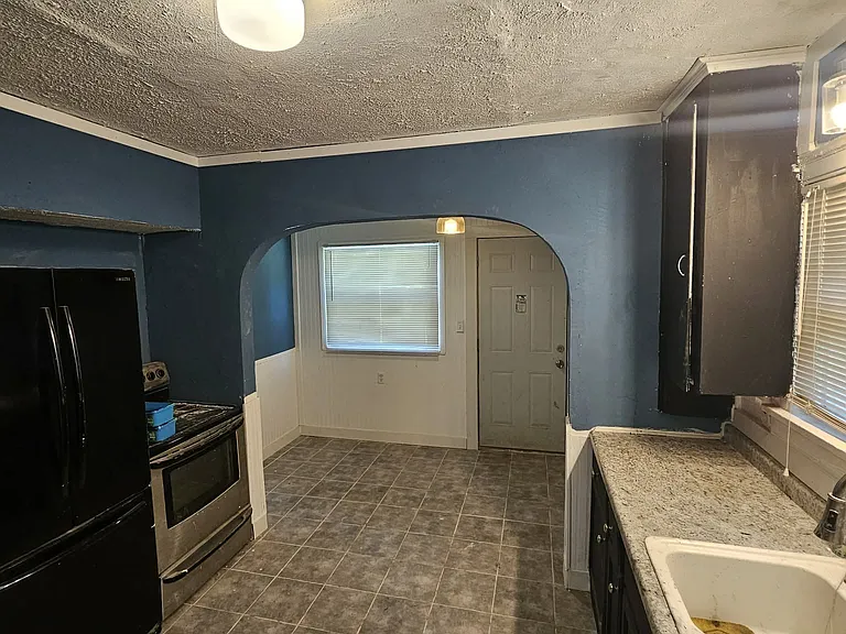 250 Helen Ave — Photo 2