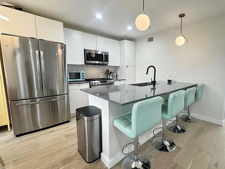 400 E 30th St #101 — Photo 8