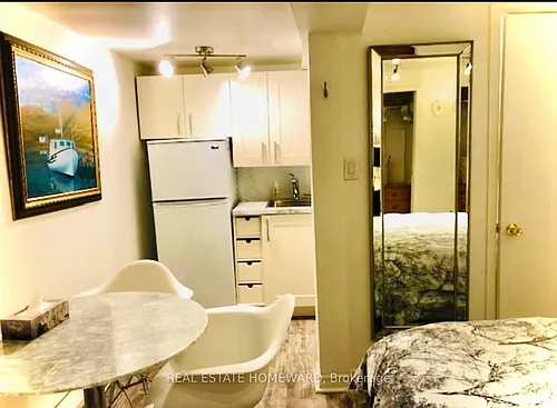 426 Markham St #1 Photo 1
