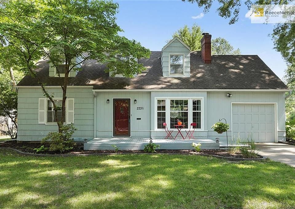 Charming Prairie Village 4 bedroom, 2 bath Cape Cod on fabulous tree lined street!