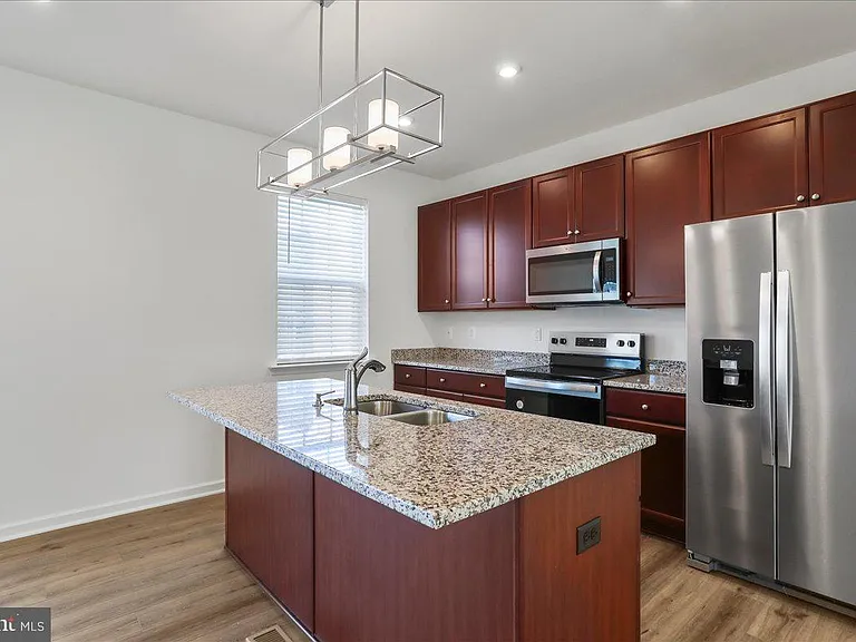 100 Stafford Pl — Photo 3