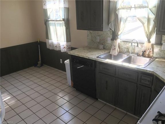 3rd image of 865 Afton Ave