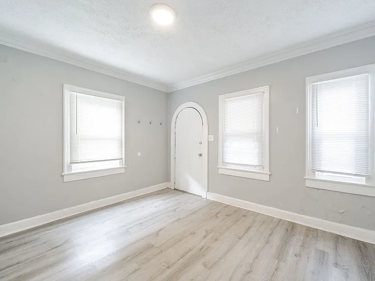 4031 Boulevard Pl — Photo 8