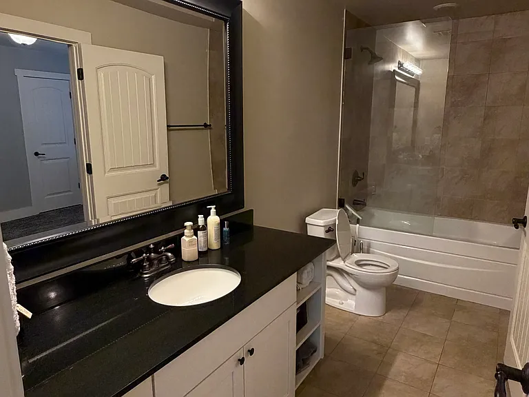 Shared bathroom (1st Floor)