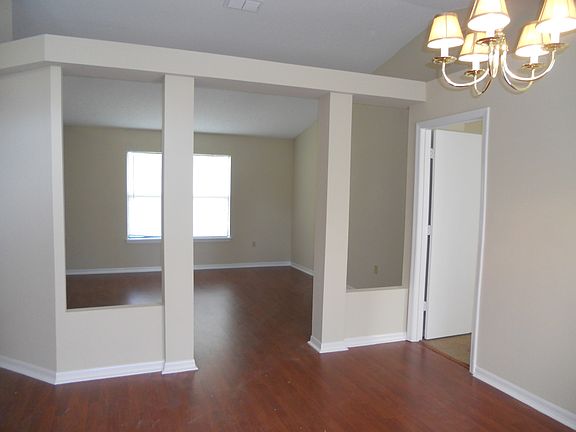 5th image of 2378 Greenbrier St