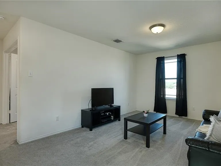 521 Bradford Ln — Photo 14