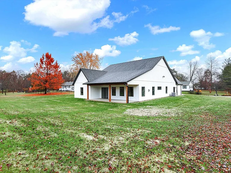 2110 S Smith Rd — Photo 24