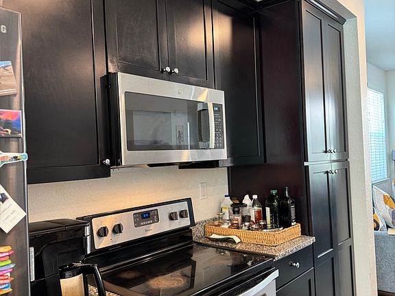5th image of 1586 Pratt Pl