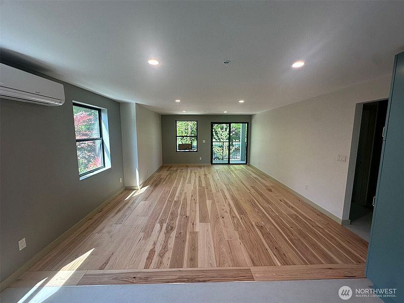 4th image of 228 21st Avenue E