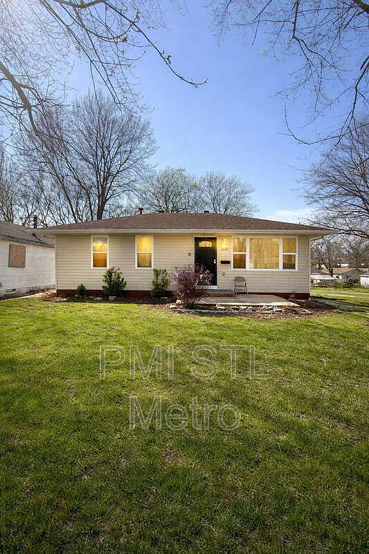 3 bed, 1.0 bath, 864 sqft, $1,049 — Photo 1