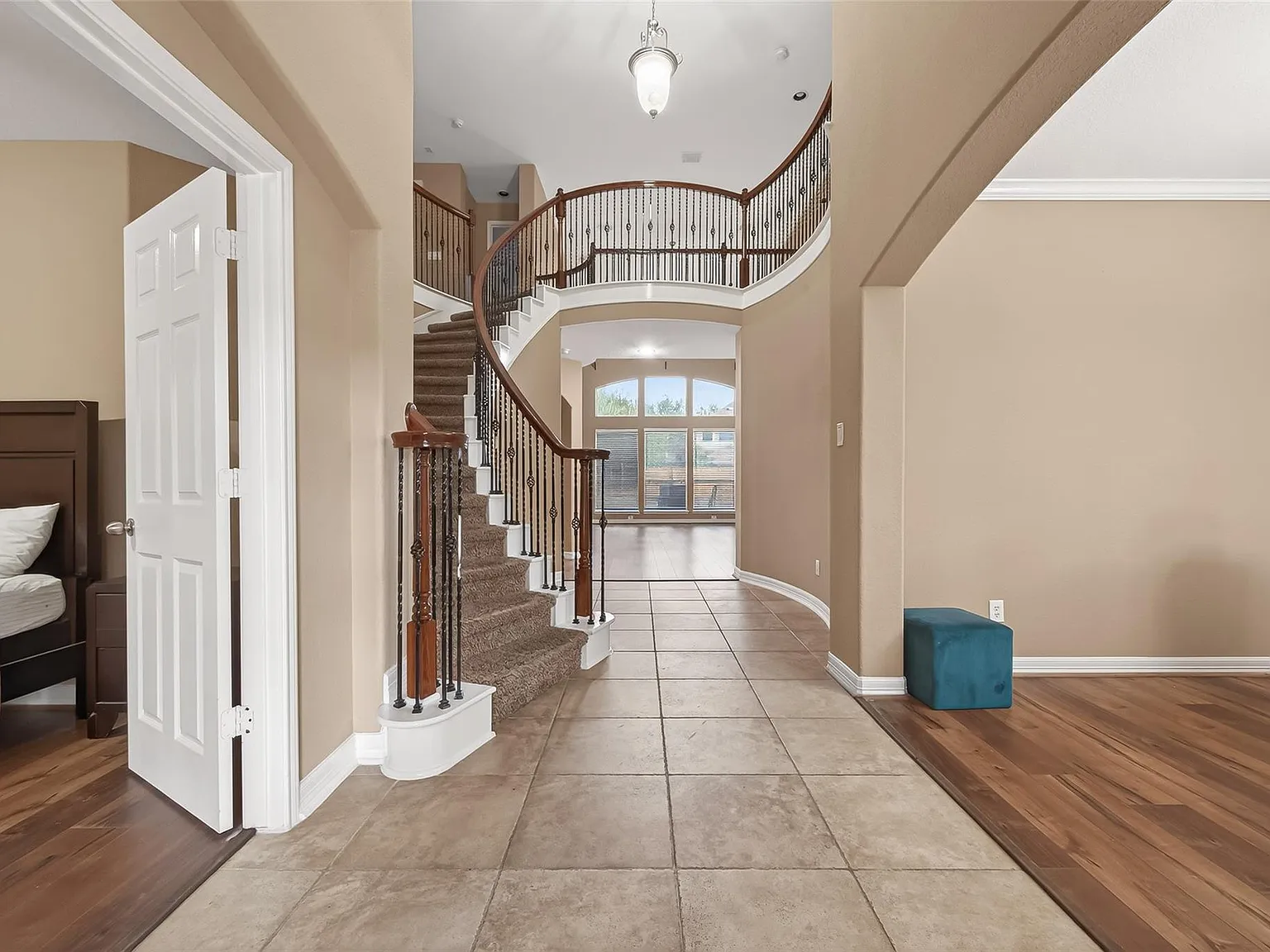 5 bed, 4.5 bath, 3957 sqft, $3,995 — Photo 4