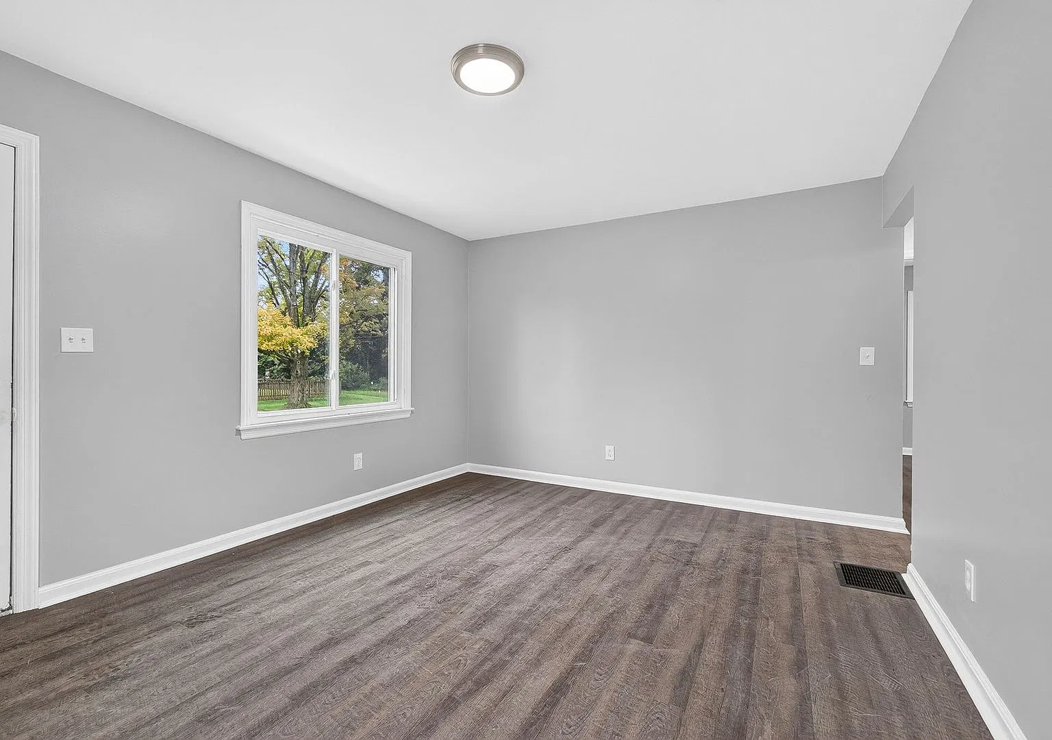 Charming 2-Bedroom Home with Updated Kitchen & Spacious Backyard! — Photo 3