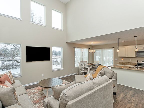 4th image of 684 Pinewood Dr