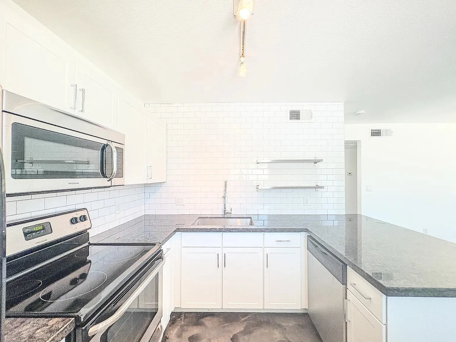 2 bed, 1.0 bath, 875 sqft, $1,649 — Photo 3
