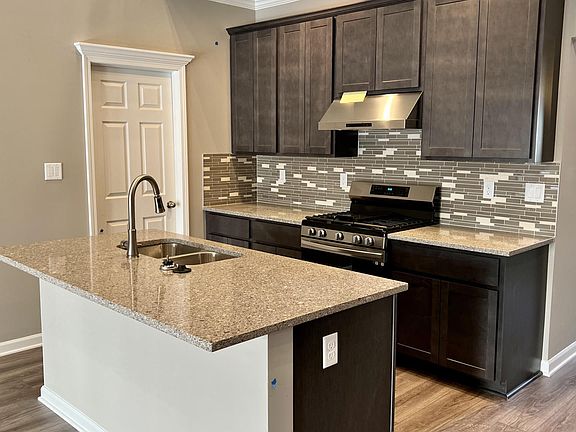 4th image of 127 Blue Bird Ln
