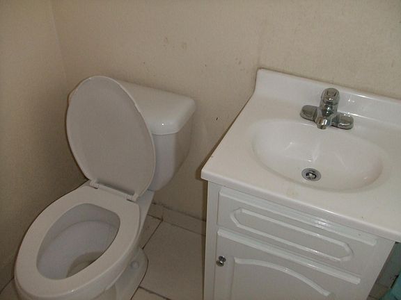 5th image of 1530 NE 130th St APT 4