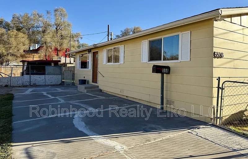 3 bed, 1.0 bath, 960 sqft, $1,600 — Photo 1