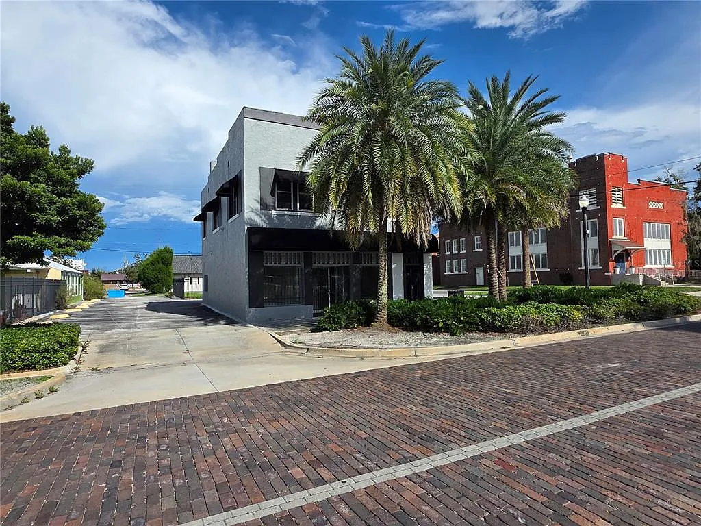 2 bed, 1.0 bath, 1160 sqft, $1,900 — Photo 1