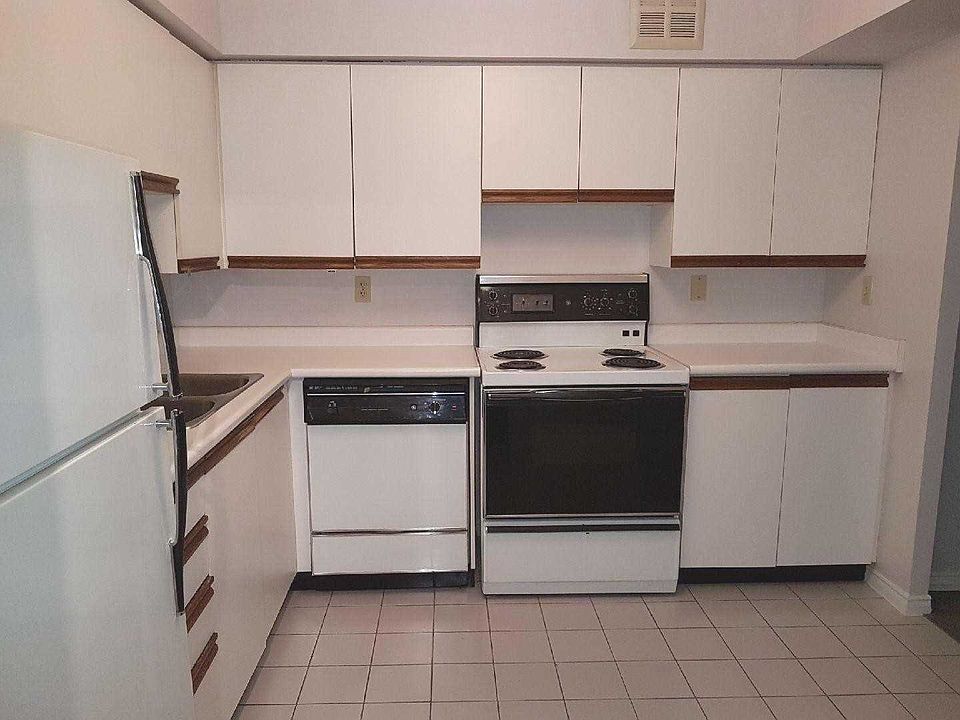 2nd image of 1485 Lakeshore Rd E #906