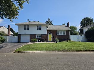 28 Larry Dr, Commack, NY 11725