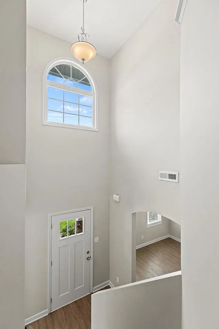 Cul-de-Sac, Spacious, and Comfort in a Prime Coastal Location — Photo 3