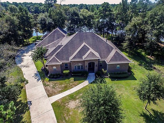 Sitting on the cusp of the lake, this lot offers spectacular water frontage.
