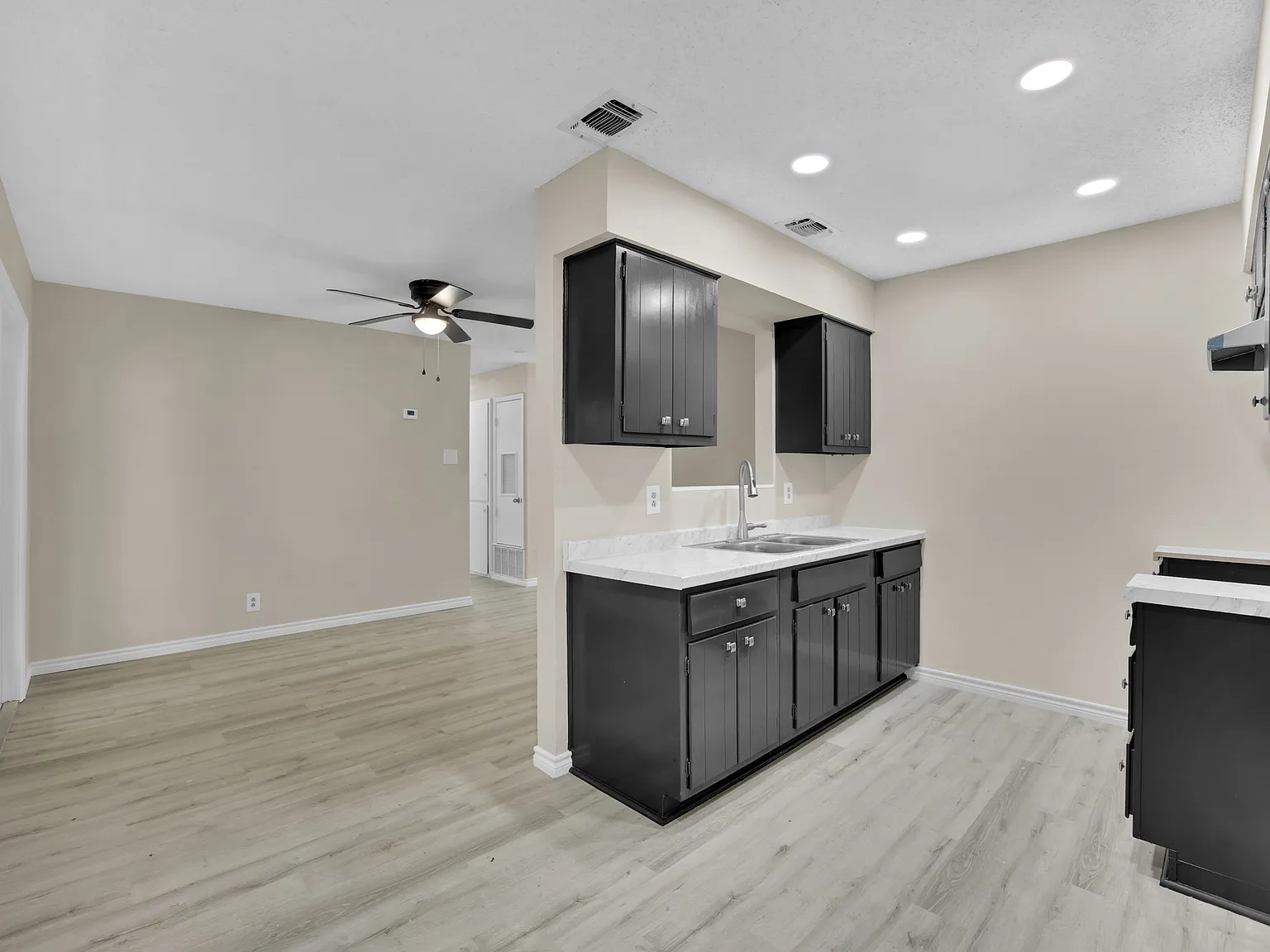 4 bed, 1406 sqft, $1,900 — Photo 4