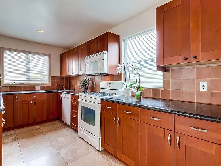 741 Agate St — Photo 2
