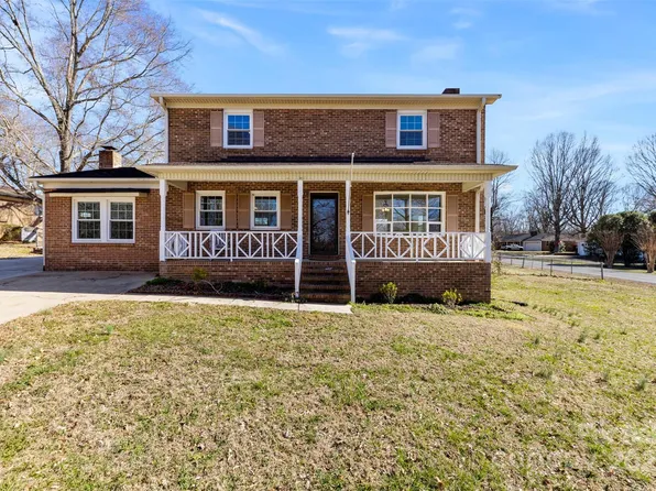305 Plantation Dr, Kings Mountain, NC 28086