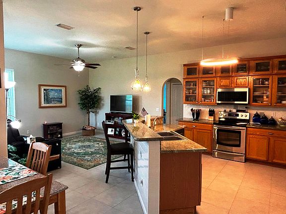 5th image of 563 SW Crawfish Drive