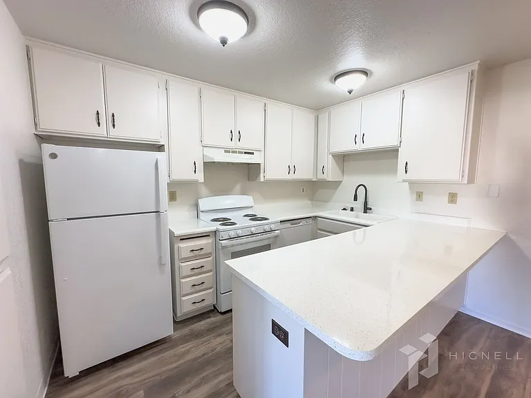 Tuscan Villa Apartments — Photo 14