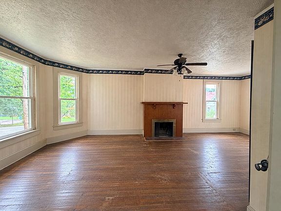 4th image of 215 Innis St
