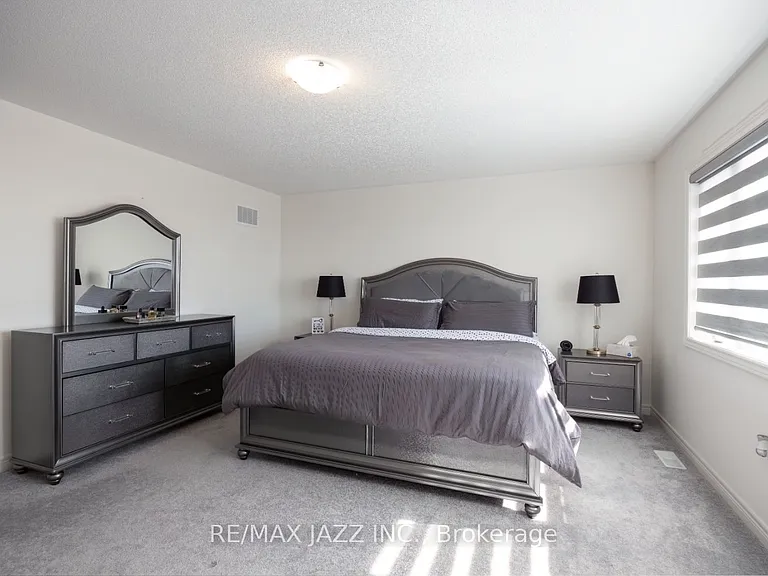 131 Courtney St — Photo 21