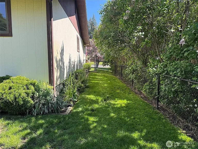 908 S 6th St — Photo 22