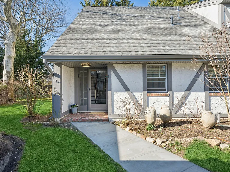 Leland Ln — Photo 1