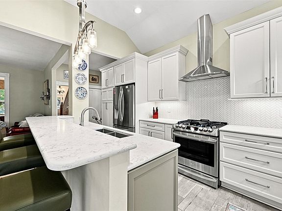 3rd image of 353 Spahr St