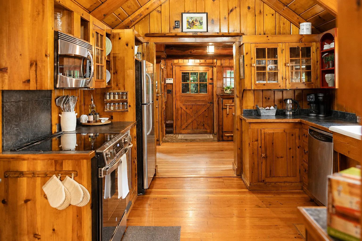 4 bed, 4300 sqft, $10,000 — Photo 4