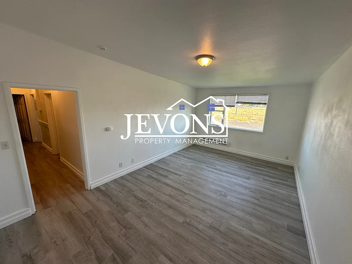 Building Photo - 6379 Arnold Dr NE #13