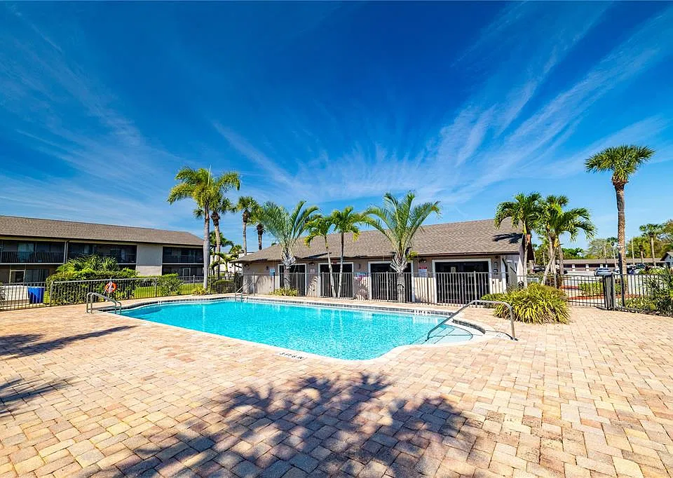 1044 Ellen Ct