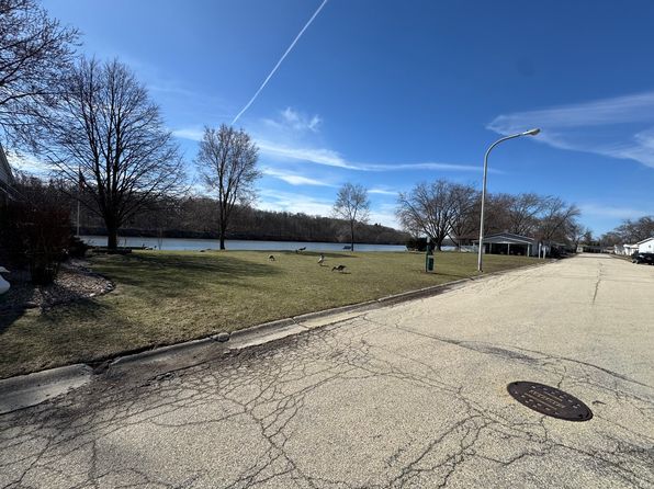 1069 Lakewood Rd, Elgin, IL 60123