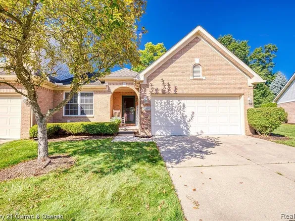 23653 W Lake Cir, Trenton, MI 48183