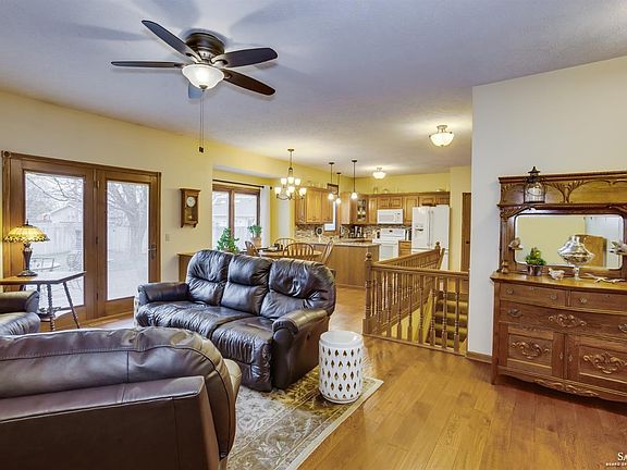 5th image of 1301 Bentley Ave