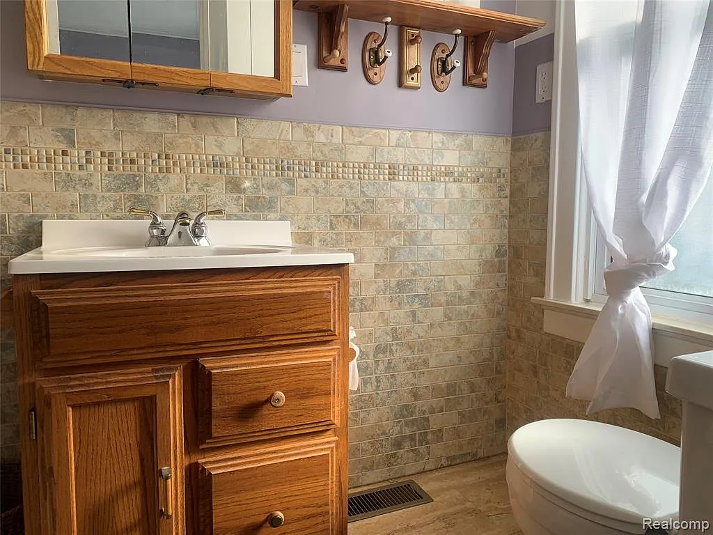 3 bed, 1.0 bath, 1150 sqft, $1,600 — Photo 3