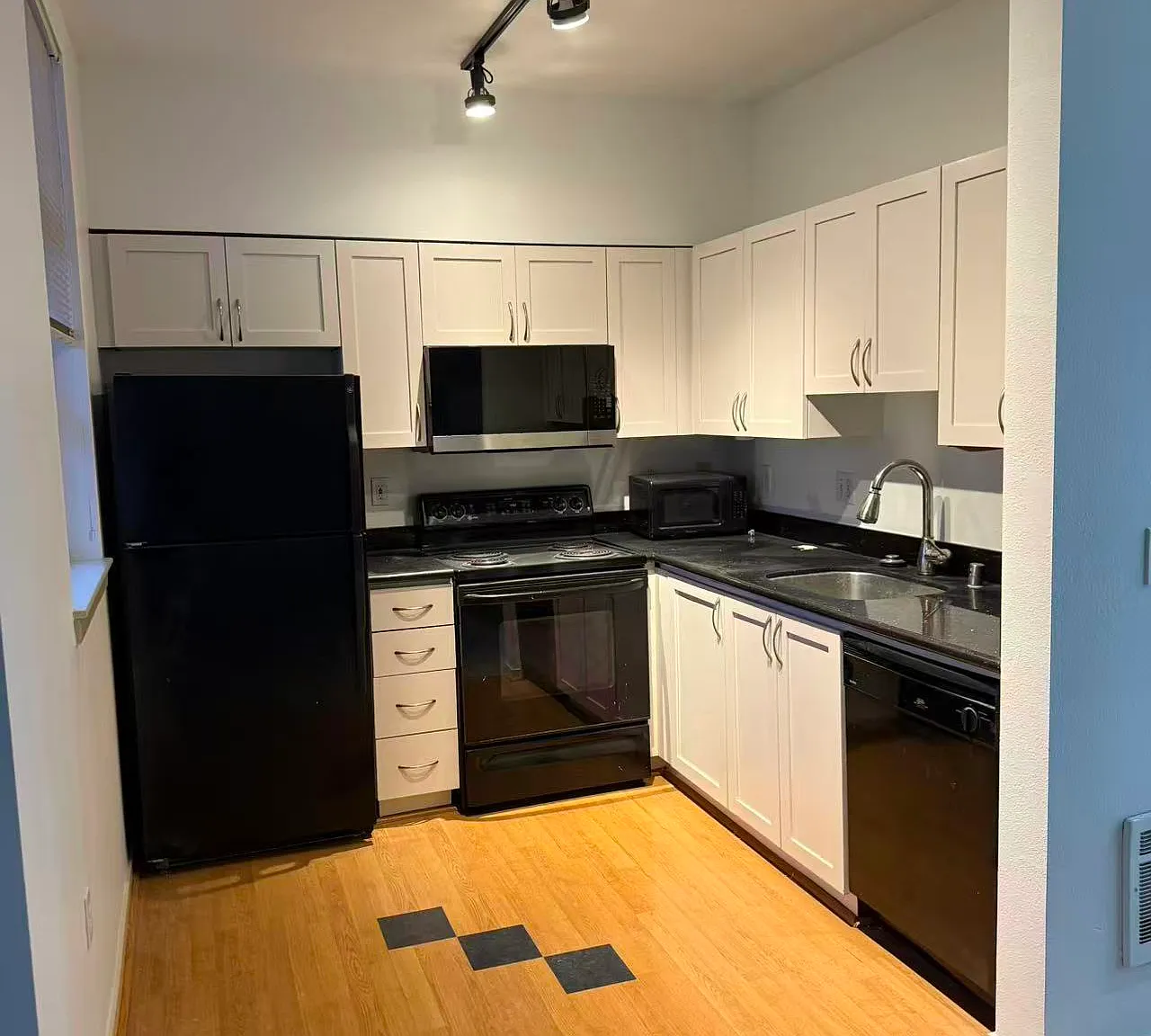 Studio, 490 sqft, $1,795 — Photo 3