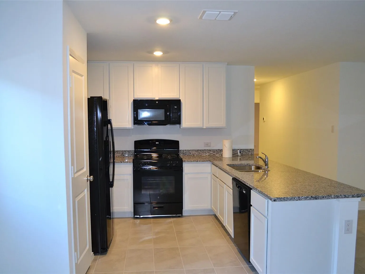 3 bed, 1440 sqft, $1,749 — Photo 4